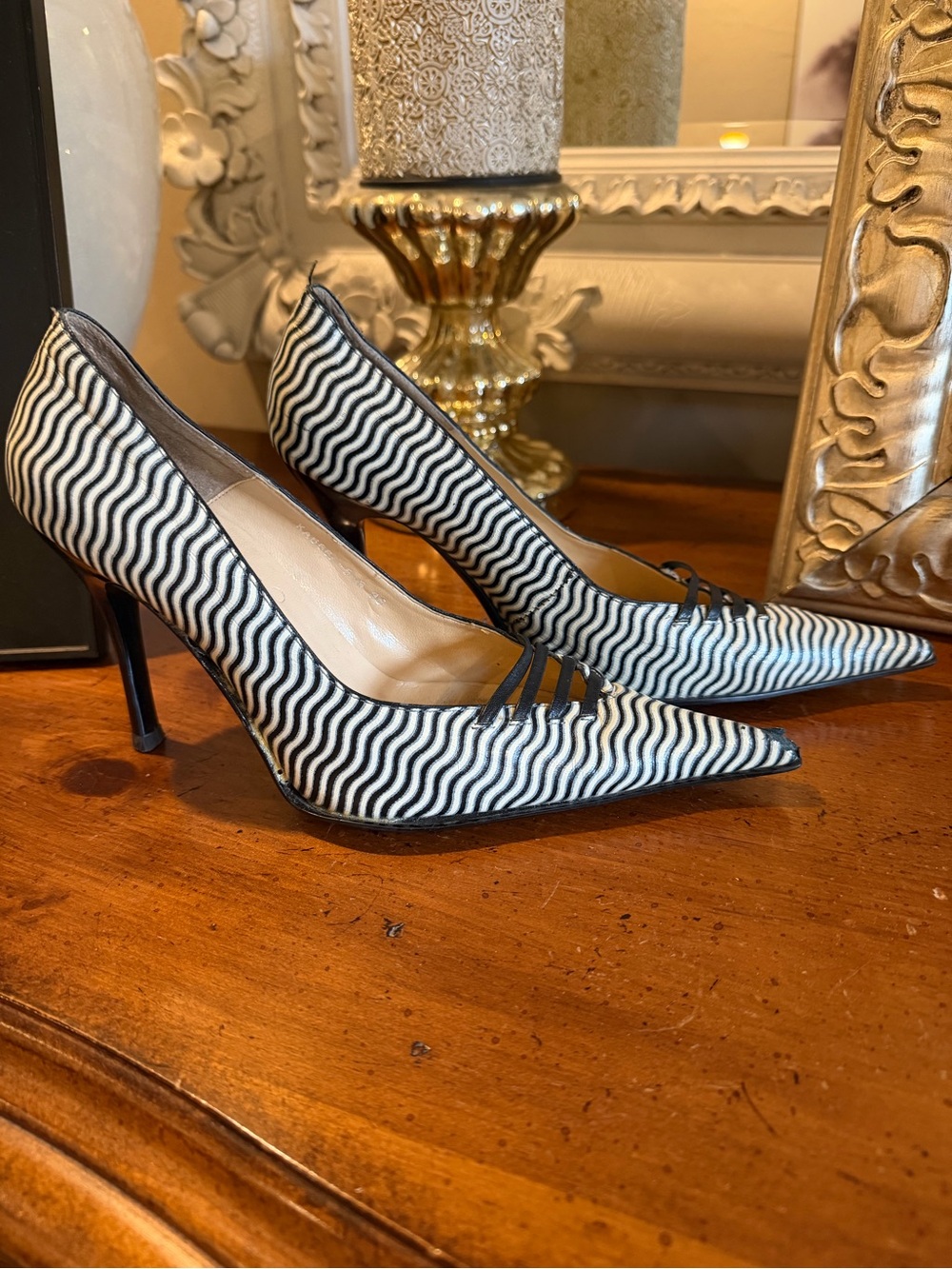 Pointed Black & White Wave Pattern Pumps - Picture 2 of 4